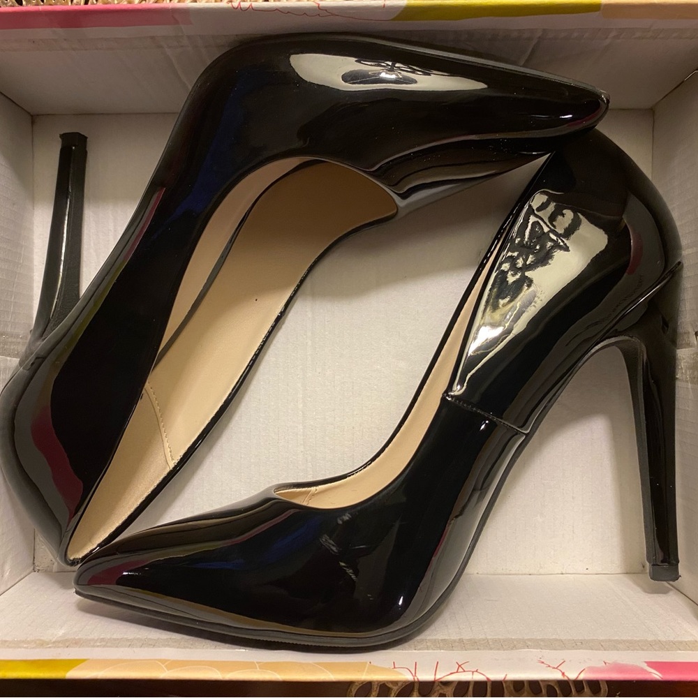 Black patent leather sexy pumps! Dress up or down for any occasion Barely worn!